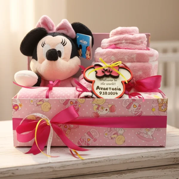 Μεγάλο κουτάκι δώρου Minnie Mouse για νεογέννητο κοριτσάκι σε παιδικό δωμάτιο
